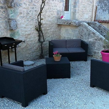 Maison Charentaise A La Campagne Becheresse Bagian luar foto