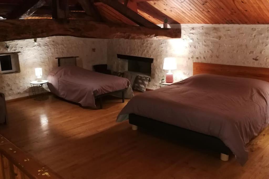 Maison Charentaise A La Campagne Becheresse Bagian luar foto