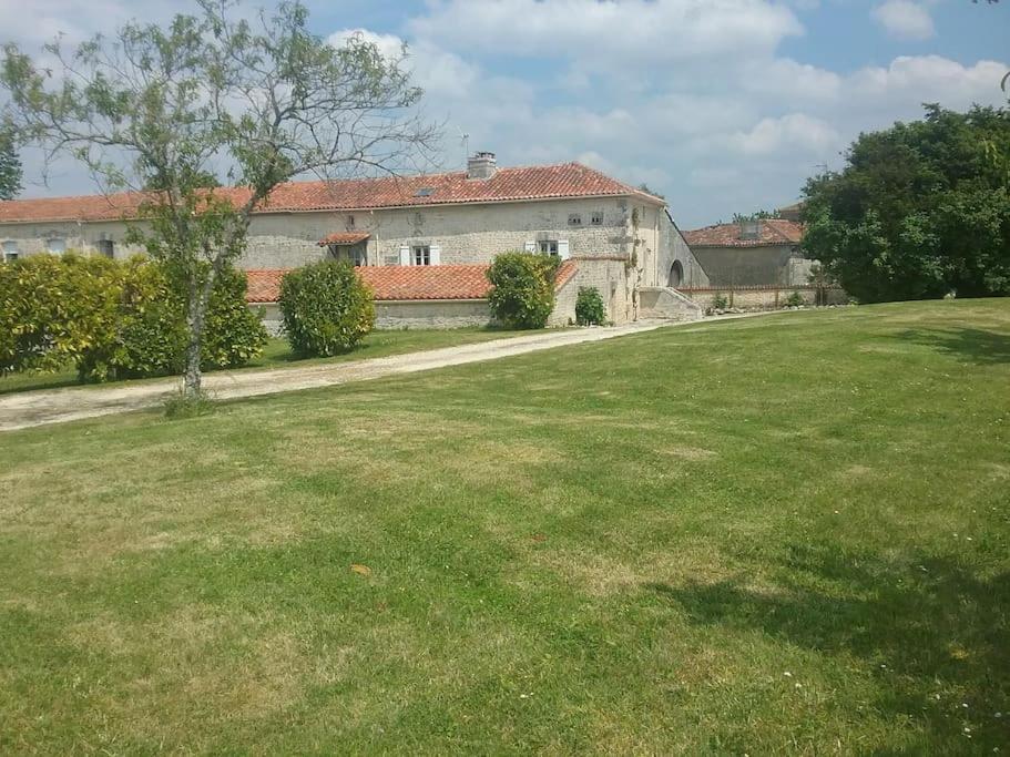 Maison Charentaise A La Campagne Becheresse Bagian luar foto