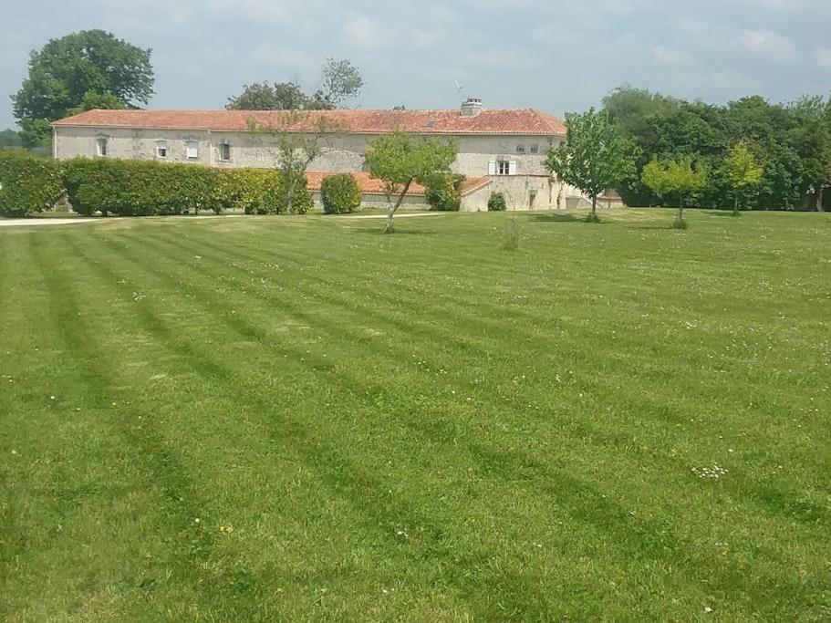 Maison Charentaise A La Campagne Becheresse Bagian luar foto