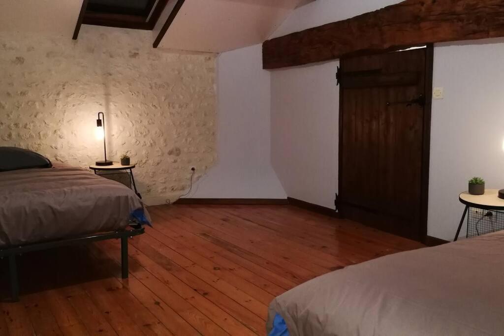 Maison Charentaise A La Campagne Becheresse Bagian luar foto