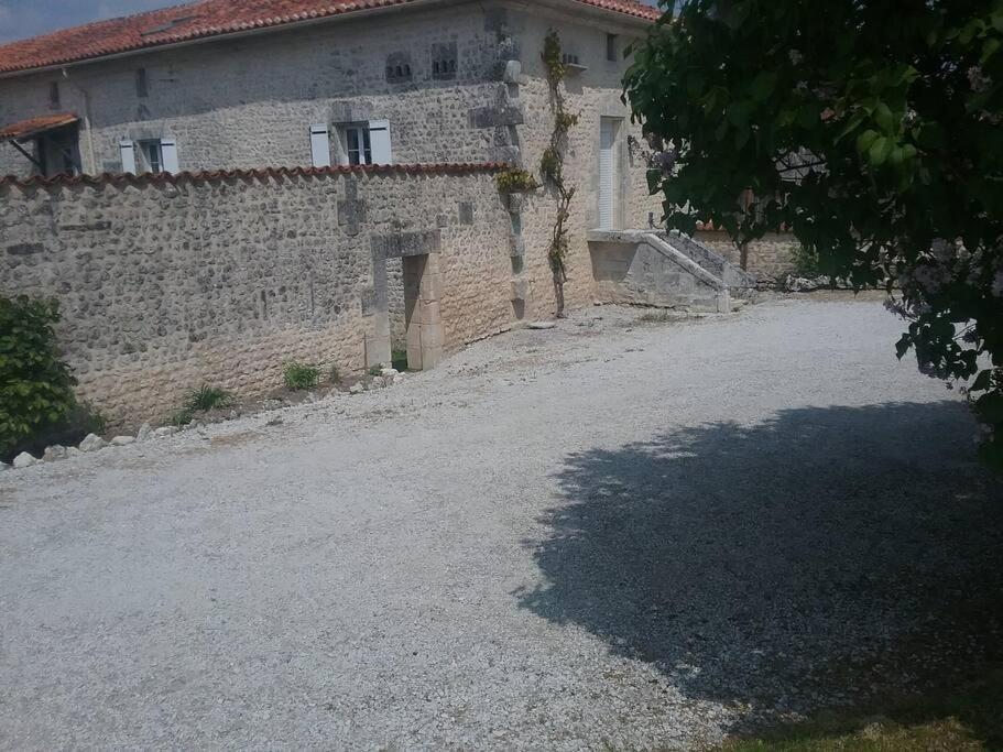 Maison Charentaise A La Campagne Becheresse Bagian luar foto